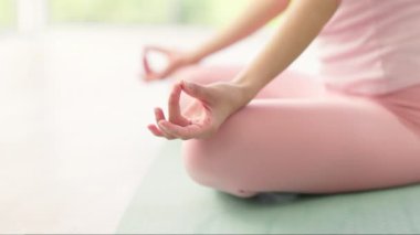 Yoga, nilüfer meditasyonu ve dikkat, egzersiz ya da eğitim için evdeki kadının elleri. Zen, çakra ve sağlıklı vücut, sakinlik ve huzur için egzersiz yapan pilates, fitness ve insan.