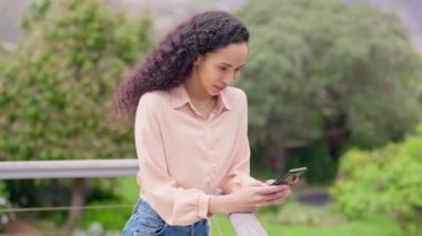 Kadın daktilo, akıllı telefon ve dışarıda sohbet, balkonda iletişim ve sosyal medya. Genç bayan kişi, e-posta ya da kısa mesaj yazarken gülümseyin, İnternet 'i arayın ve mobil uygulama ile çevrimiçi olun.