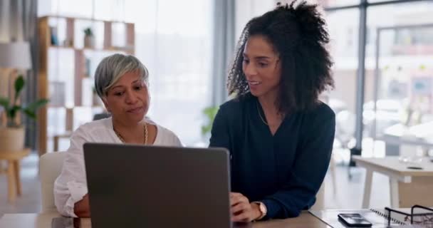 辅导和团队合作 妇女在笔记本电脑上与管理人员讨论项目反馈或建议 规划和集思广益 女导师在新成立的办公室培训员工 — 图库视频影像