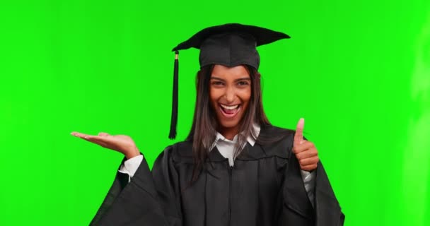 スタジオの背景で卒業成功のために緑の画面上で親指で幸せな女性 学生や手のひら 女性や卒業生の肖像画 絵文字やはいの承認のための記号など — ストック動画