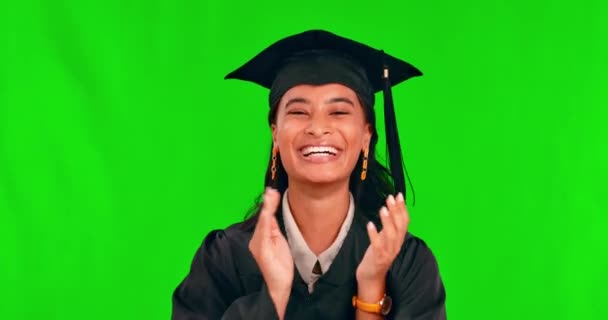 Mujer Feliz Estudiante Aplausos Pantalla Verde Para Graduación Felicitaciones Contra — Vídeos de Stock