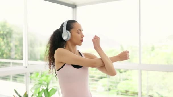Auriculares Musicales Estiramiento Brazos Mujer Casa Para Hacer Ejercicio Flexibilidad — Vídeo de stock
