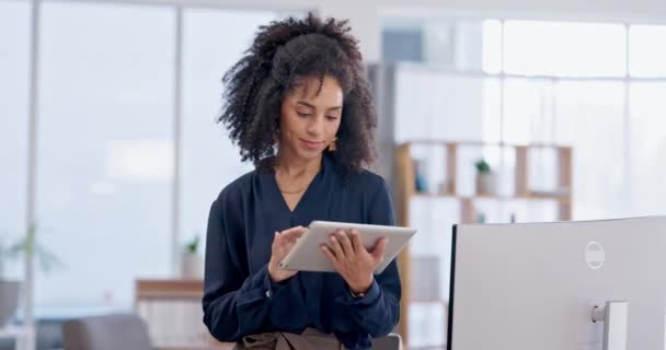 Tableta Mujer Rostro Del Diseñador Para Negocios Oficina Trabajando Escribiendo — Vídeos de Stock