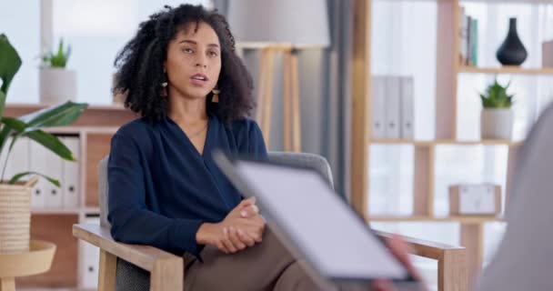 Terapia Conversación Mujer Con Tableta Consulta Para Asesoramiento Psicología Atención — Vídeo de stock