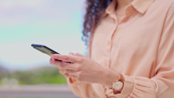 Ręce Pisanie Maszynie Smartfon Kobietą Czat Social Media Połączenia Podczas — Wideo stockowe