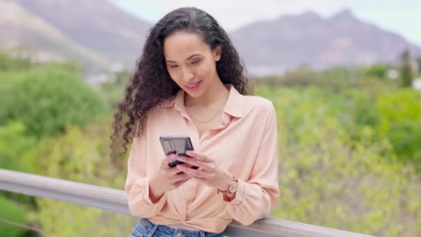 Professionell Kvinna Balkong Smartphone Och Chatta Med Sociala Medier Och — Stockvideo
