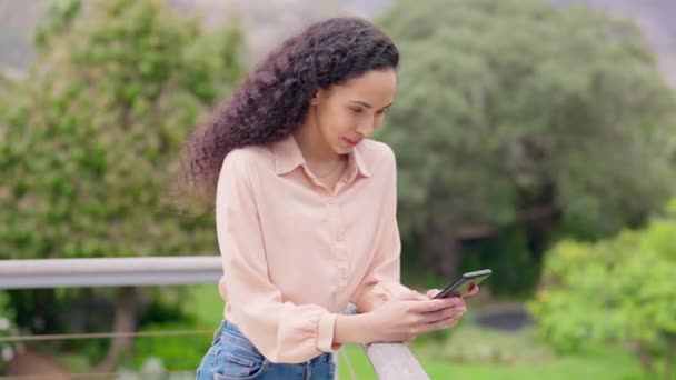 발코니에서 타이핑 스마트폰 미디어를 여성들은 이메일이나 메시지를 미소를 인터넷 온라인에서 — 비디오