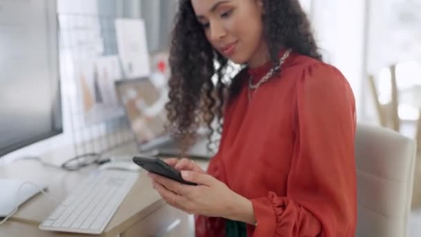 电子商务 航运和企业家与黑人妇女和电话联系 交付或后勤 与小业主进行网上购物 速递和销售 进行沟通和联系 — 图库视频影像