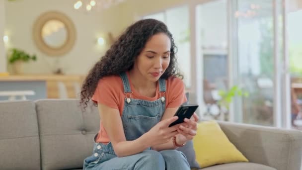 Telefon Tänkande Och Ung Kvinna Soffan För Online Kommunikation Internetval — Stockvideo