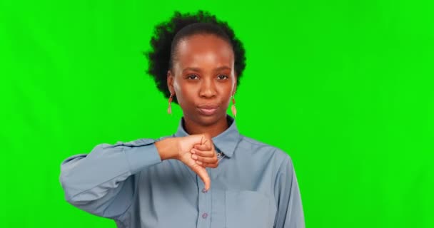 スタジオの緑のスクリーンを背景に黒人女性と顔をしかめ 拒否する 若い女性との肖像画 フィードバック 絵文字はクロマキーに否定的な手のジェスチャーを示しています — ストック動画