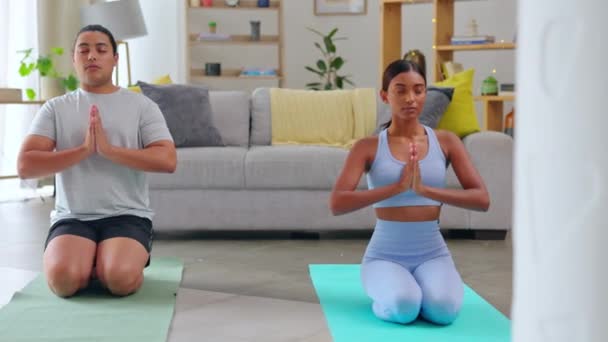 チャクラのマインドフルネスで呼吸運動とリビングルームのカップル 家の中で男性と女性のための心の訓練 健康と健康 リラックスして瞑想と精神的な平和 — ストック動画