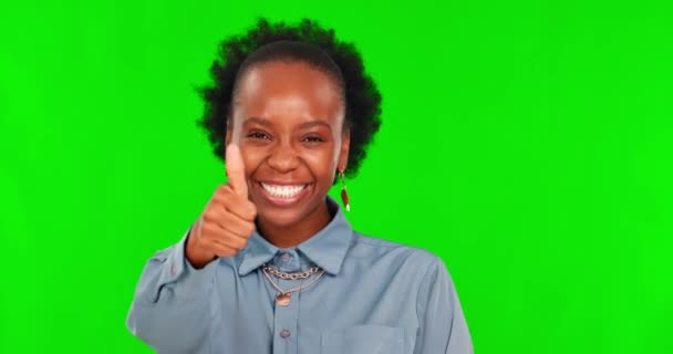 Duimen Omhoog Gezicht Van Zwarte Vrouw Opgewonden Groen Scherm Geïsoleerd — Stockvideo