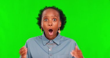 Siyah kadın, sürpriz ve yüz yeşil ekranda, emoji ve şok reaksiyonu stüdyo arka planında yapılan duyuruya. Vay canına, dram, haber ve kadın kişilerle ilgili uyarı ve dedikodu portresi ve maket alanı.
