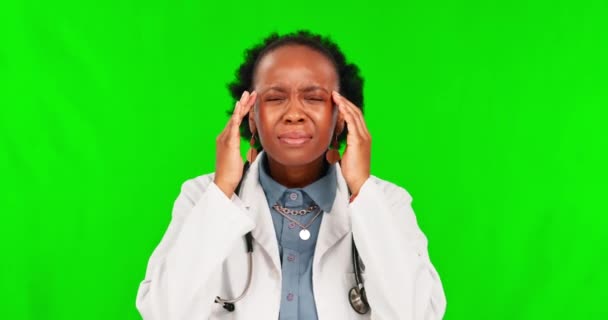의사와 초록색 화면에 나타나는 고통은 스트레스로 것이다 편두통으로 스튜디오 배경에 — 비디오
