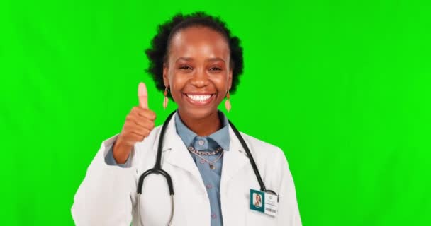 Gelukkige Dokter Duimen Omhoog Zwarte Vrouw Een Groen Scherm Voor — Stockvideo
