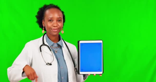 Μαύρη Γυναίκα Γιατρός Και Δείχνει Τάμπλετ Στην Πράσινη Οθόνη Για — Αρχείο Βίντεο