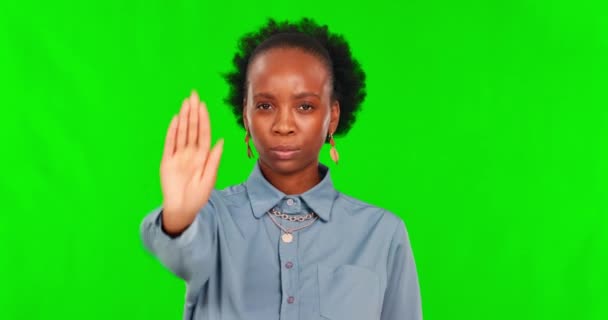 緑の画面 女性の顔と停止 ないと頭の脅威やモックアップの背景に警告を振る スタジオでの拒否 拒否または禁止のための絵文字を持つアフリカの女性の手 抗議と肖像画 — ストック動画