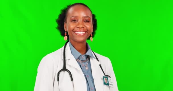 ヘルスケア治療のためのスタジオで緑の画面の背景に顔 笑いと医師の黒人女性 ユーモア 面白いまたはコメディとともに幸せな若い女性医学専門家上のChromakey Mokup — ストック動画