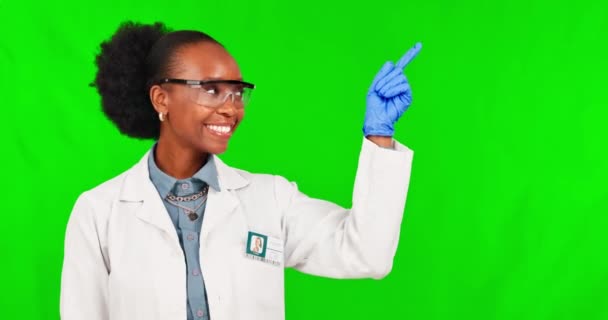 Femme Noire Scientifique Pointant Sur Écran Vert Pour Marketing Publicité — Video