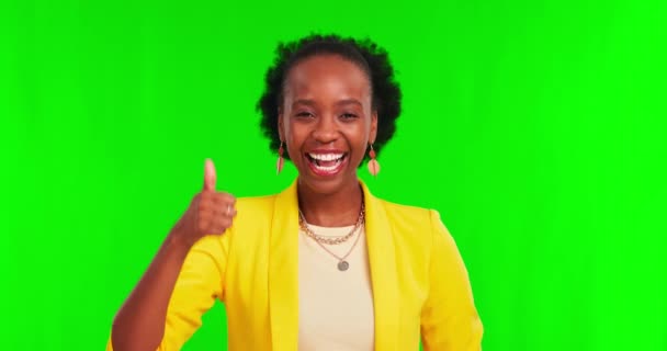 Yüzü Heycanlı Yeşil Ekranda Parmakları Olan Siyahi Bir Kadın Stüdyo — Stok video