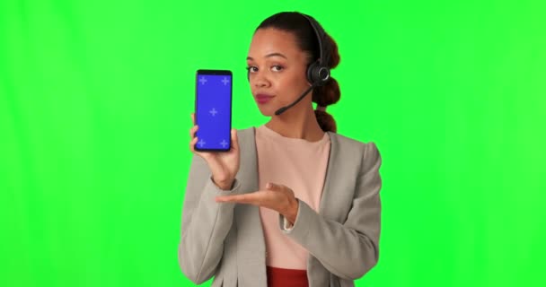 緑の画面電話 テレマーケティングの女性の顔や間違った決定 コールセンターのミスや通信 スタジオの背景にクロマキーの肖像画 携帯電話の追跡マーカーや女性コンサルタントの問題 — ストック動画