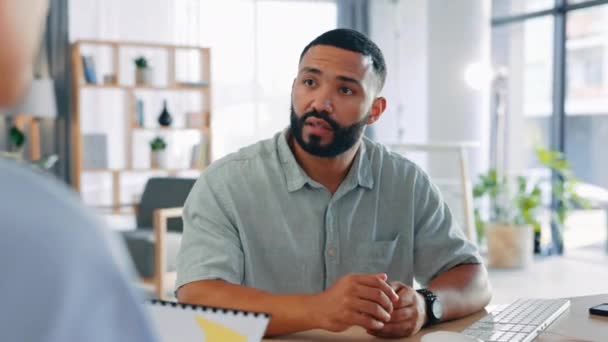 Ofisteki Erkekler Sıkışma Anlaşma Önerilerinde Başarı Gözden Geçirme Veya Tebriklerle — Stok video