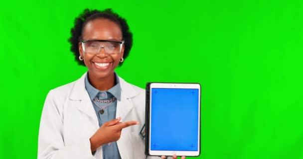 Mujer Negra Pantalla Verde Maqueta Ciencia Tableta Para Rastrear Marcadores — Vídeo de stock