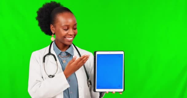 黑人妇女 医生和大姆指在绿色屏幕上挂着平板电脑 希望在工作室背景下取得成功 具有技术模型的非洲女性医疗保健人员的画像 如情志或是的标志 — 图库视频影像