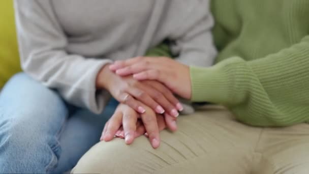 Unterstützung Händchenhalten Und Großaufnahme Zusammen Auf Einem Sofa Zur Empathie — Stockvideo