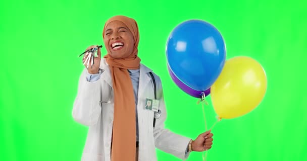 Fiesta Globos Médico Con Mujer Musulmana Pantalla Verde Para Celebración — Vídeos de Stock