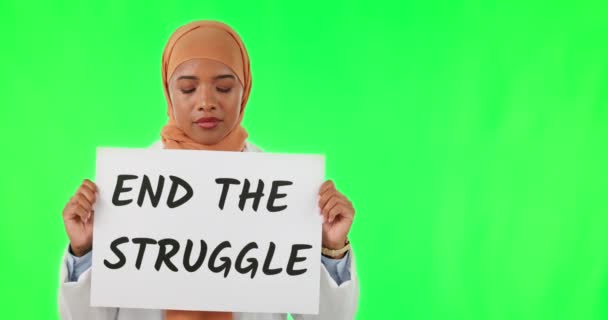 従業員へのケアのためのポスターと緑の画面に署名 抗議とイスラム教徒の医師 イスラム看護師の顔の肖像画 モックアップスタジオの背景に孤立した紙 — ストック動画
