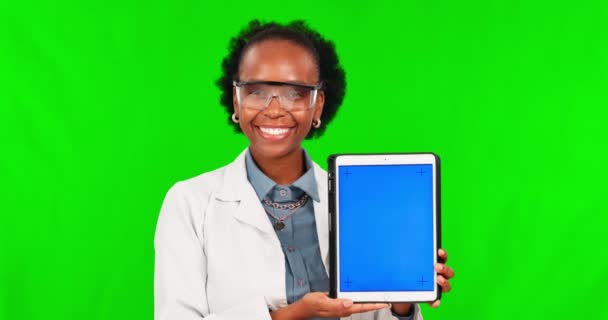 Μαύρη Γυναίκα Επιστήμονας Και Πράσινη Οθόνη Mockup Tablet Tracking Markers — Αρχείο Βίντεο