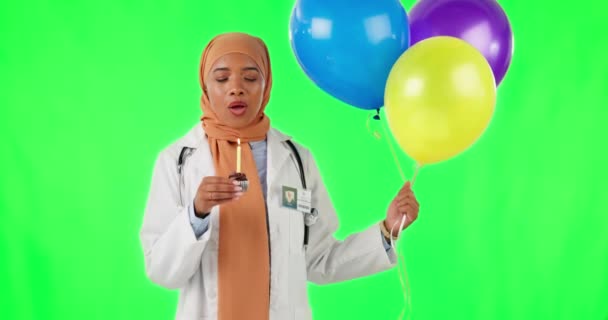 Festa Palloncini Volto Medico Donna Sullo Schermo Verde Celebrazione Compleanno — Video Stock