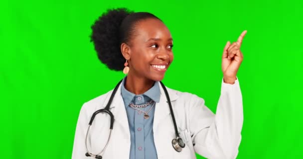 契約の発表や広告のための緑の画面上の女性医師の選択 ポインティングや顔 医学と医療の決定モックアップのためのスタジオの背景に黒の女性の肖像画と — ストック動画