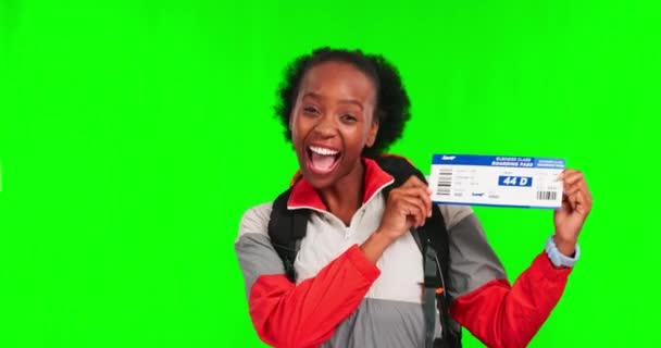 黑人妇女 旅行和兴奋的绿色屏幕与机票 背包客和欢乐的舞蹈工作室背景 燃烧室 带有冒险精神的登机证和女旅客挥手道别 — 图库视频影像