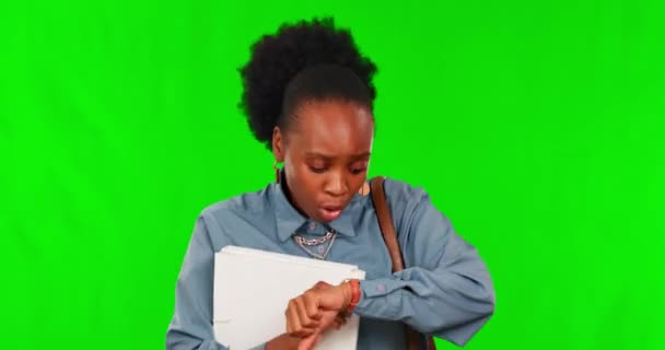 Bieganie Spóźnienie Kobieta Studio Zielonym Ekranem Sprawdzanie Czasu Dokumentami Biznesowymi — Wideo stockowe