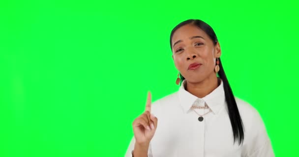 Reklam Hareketleriyle Seçim Yapan Bir Kadın Yeşil Ekranda Gülümseyen Bir — Stok video