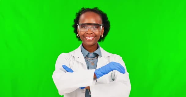 Επιστήμη Πρόσωπο Και Μαύρη Γυναίκα Χέρια Σταυρωμένα Στην Πράσινη Οθόνη — Αρχείο Βίντεο