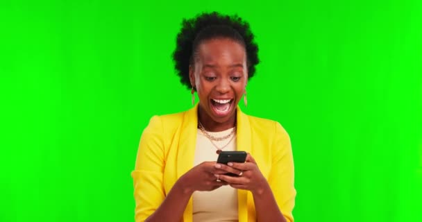 金钱雨和女人在绿屏上 哇和赢彩票 在线赌博或竞争 现金在空中 金融自由和非洲人的成功 是的和手机在工作室的背景 — 图库视频影像