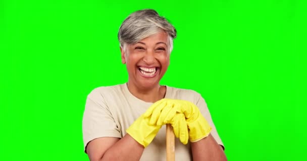 Старша Жінка Сміється Чистіша Зеленому Екрані Щаслива Домогосподарка Мітла Рукавички — стокове відео