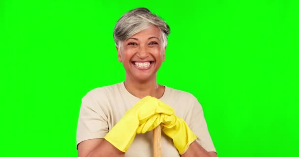 Πρόσωπο Ηλικιωμένη Γυναίκα Και Καθαρίστρια Πράσινη Οθόνη Και Χαρούμενη Οικονόμος — Αρχείο Βίντεο