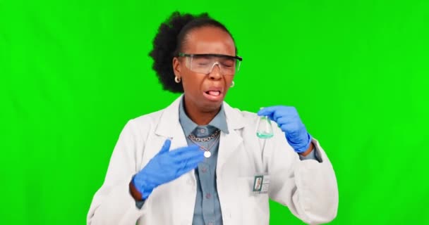ガラス製のビーカーに液体の匂いがする緑色のスクリーンを持つスタジオの化学者 科学者 クロマキーの背景によってジェスチャーなしでアフリカの女性化学者の親指 科学と肖像画 — ストック動画