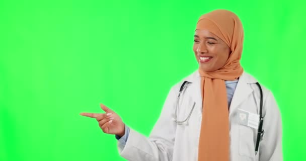 Мусульманская Женщина Лицо Доктор Указывающие Зеленый Экран Студии Изолированы Фоне — стоковое видео