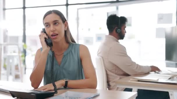 Mulher Telefonema Frustrado Com Trabalho Escritório Crm Problema Com Cliente — Vídeo de Stock