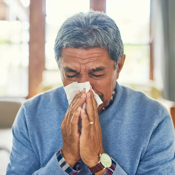 Uomo Anziano Malato Naso Che Soffia Casa Virus Allergia Malattia — Foto Stock