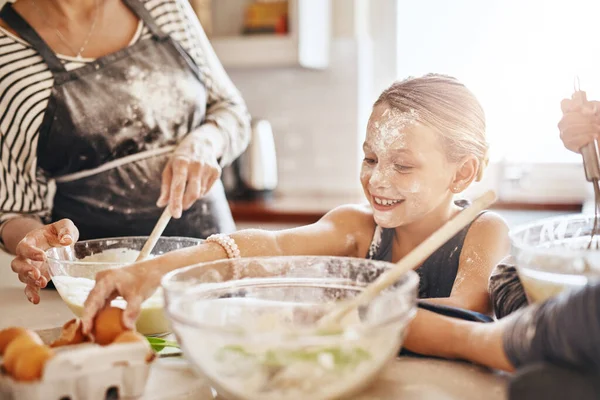 Imparare Giocare Disordinato Bambino Cottura Cucina Con Una Giovane Ragazza — Foto Stock