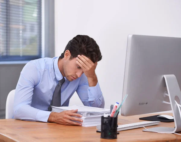 Stress Affärsmannahuvudvärk Och Pappersarbete Med Lagförslag Från Företagets Karriär Kontoret — Stockfoto