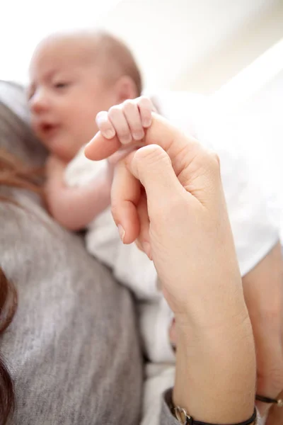 赤ちゃん 母親と家族の家で朝の日差しの中で愛 ケアと結合と密接に指を保持 タッチと家の中で開発との接続と一緒に — ストック写真