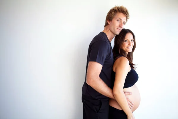 Těhotná Objetí Portrét Páru Bílém Pozadí Pro Lásku Péči Podporu — Stock fotografie