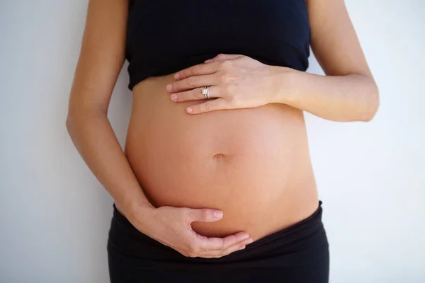 Εγκυμοσύνη Γυναίκα Και Χέρια Στο Στομάχι Αγάπη Φροντίδα Και Υποστήριξη — Φωτογραφία Αρχείου